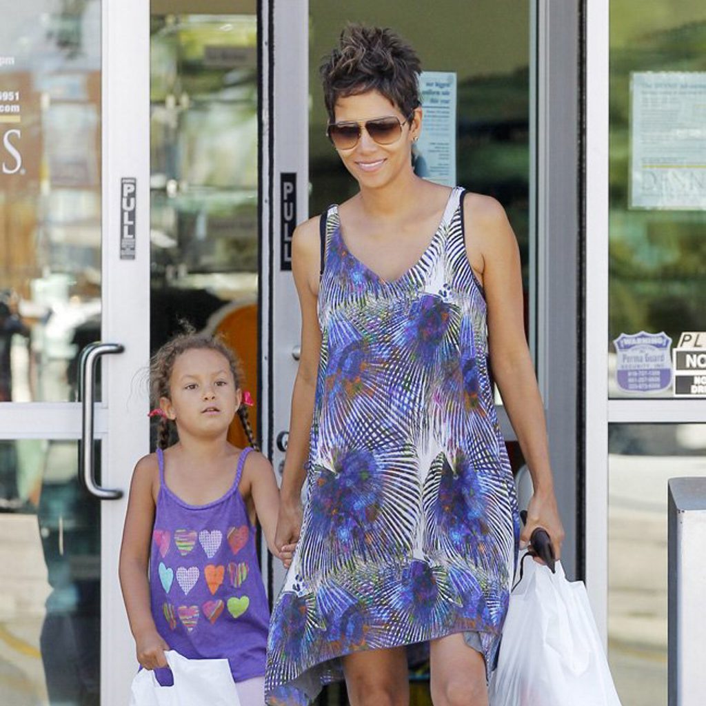 A pregnant Halle Berry runs some errands with daughter Nahla in Los Angeles, California. Pictured: Halle Berry and Nahla Aubry Ref: SPL541794 150513 Picture by: Headlinephoto / Splash News Splash News and Pictures Los Angeles: 310-821-2666 New York: 212-619-2666 London: 870-934-2666 photodesk@splashnews.com A pregnant Halle Berry runs some errands with daughter Nahla in Los Angeles, California. Pictured: Halle Berry and Nahla Aubry Ref: SPL541794 150513 Picture by: Headlinephoto / Splash News Splash News and Pictures Los Angeles: 310-821-2666 New York: 212-619-2666 London: 870-934-2666 photodesk@splashnews.com